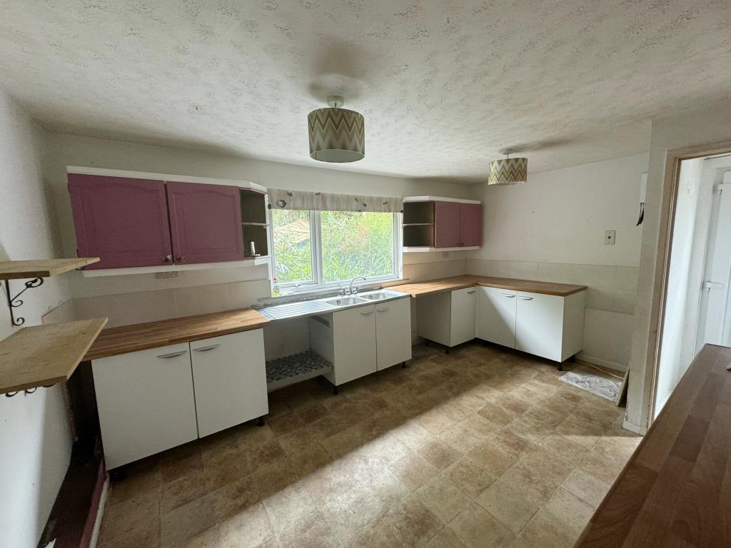 Lot: 160 - THREE-BEDROOM SEMI-DETACHED HOUSE - General view of the kitchen from corner of the room
